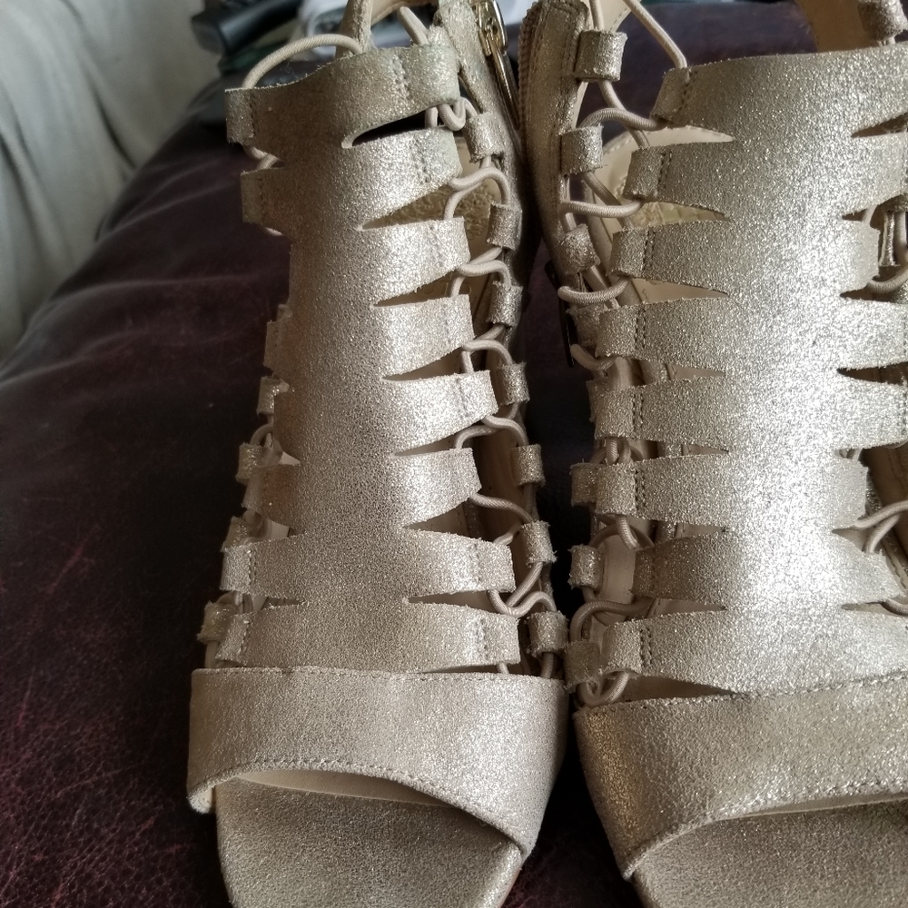 VINCE CAMUTO BRIAZ  gold leather bootie  sz 8